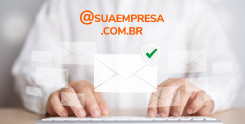Terra Mail Profissional mão mexendo no teclado com uma caixa de email em cima