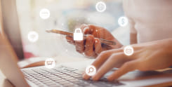 Segurança Digital Empresarial mãos mexendo no celular e no teclado de um notebook